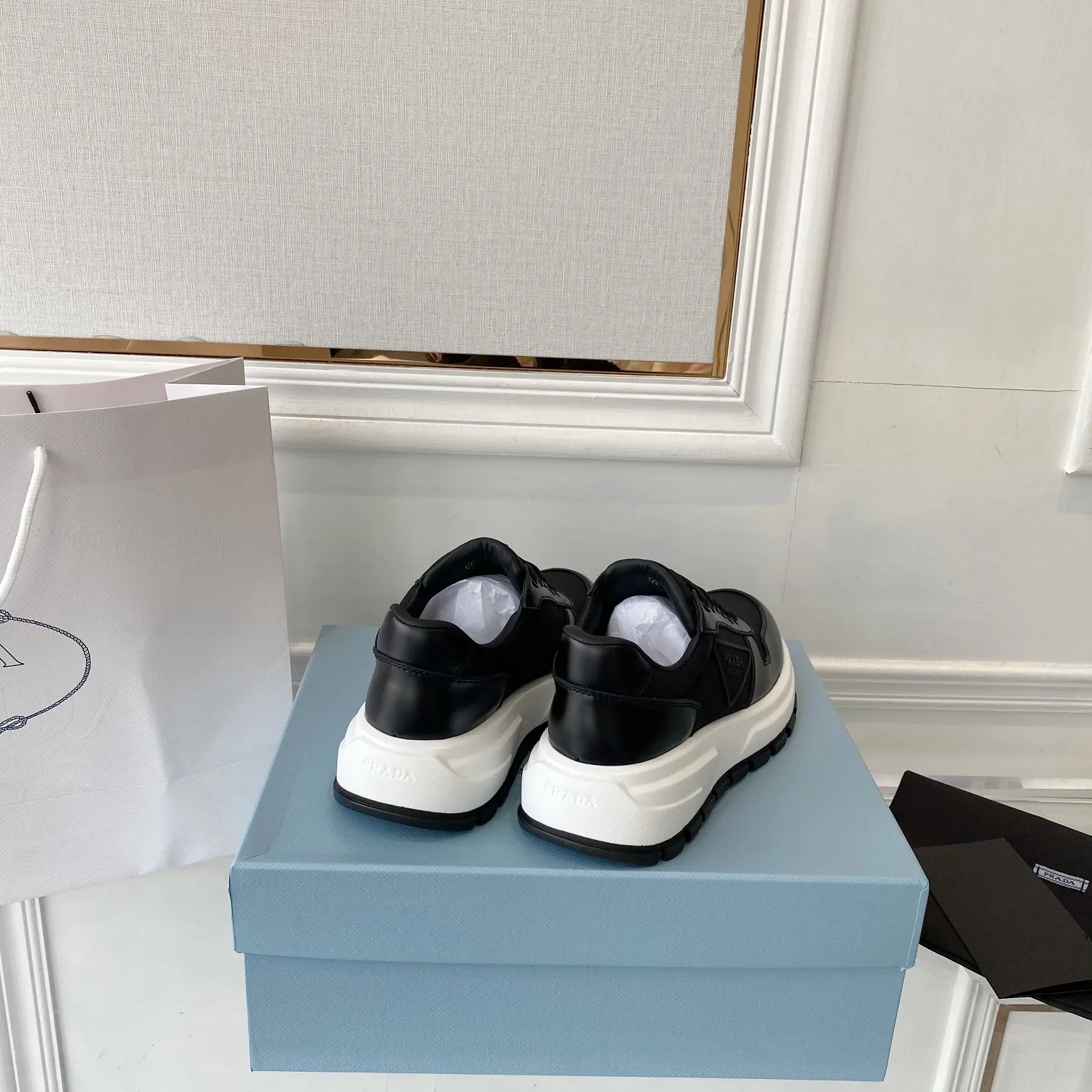👟👟Ex-factory price 580👟👟 PRADA ²⁰²4 𝐬𝐬Prada’s new product comes with strength! ❣️Many Internet celebrities have the same style, fashionable and versatile nice items, original shoes are developed and purchased from Italian counters, and are reproduced 1:1 according to the original taste. This year’s theme is not to be defined, embodying texture through simplicity💛From thick-soled sneakers to zigzag short boots to 2024 flat shoes, everything reveals a sure-fire momentum...combining gentleness and handsomeness, the finishing touch for women❤️ The top-grade open-edge beaded cowhide with imported cowhide triangle logo is consistent with the original version, the wear-resistant and ultra-light two-color outsole, and the sheepskin lining are breathable and comfortable. ⚛Size: Women's 34-40 ⚛Size: Men's 39-45 Original packaging accessories. ⚛